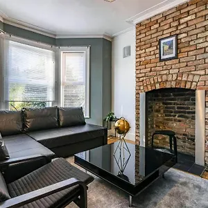 Villa Spacious House With Four Bedrooms, Parking And Private Garden, Sleeps Up To 10 People, Nottingham