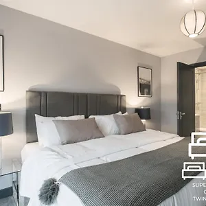 https://the-moorwell-luxury-seaside-town-apartments-with-parking-gym.cardiffhotelswales.com